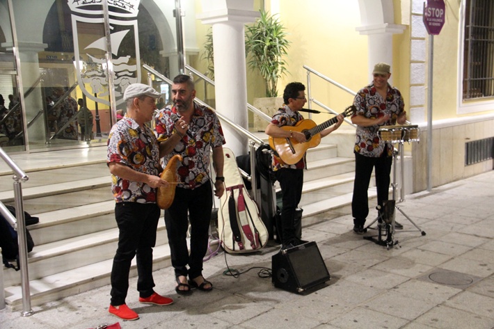 Almuñécar celebró la primera noche de tiendas abiertas hasta la madrugada con la Shopping Jazz